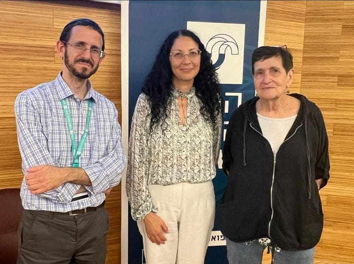 בתמונה מימין לשמאל: פרופ׳ חנה מנדל, מומחית לרפואת ילדים ומחלות מטבוליות, ד״ר נטלי איבגי אוחנה, מנהלת חברת MINOVIA וד״ר שלומי פרץ, מנהל המערך הנוירולוגי