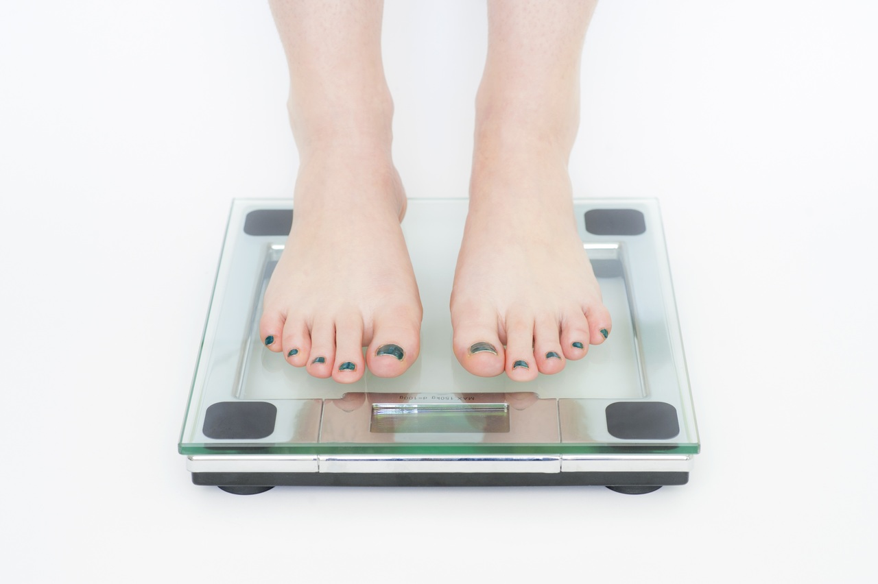 hand-person-girl-leg-finger-food-weight-fat-950856-pxhere